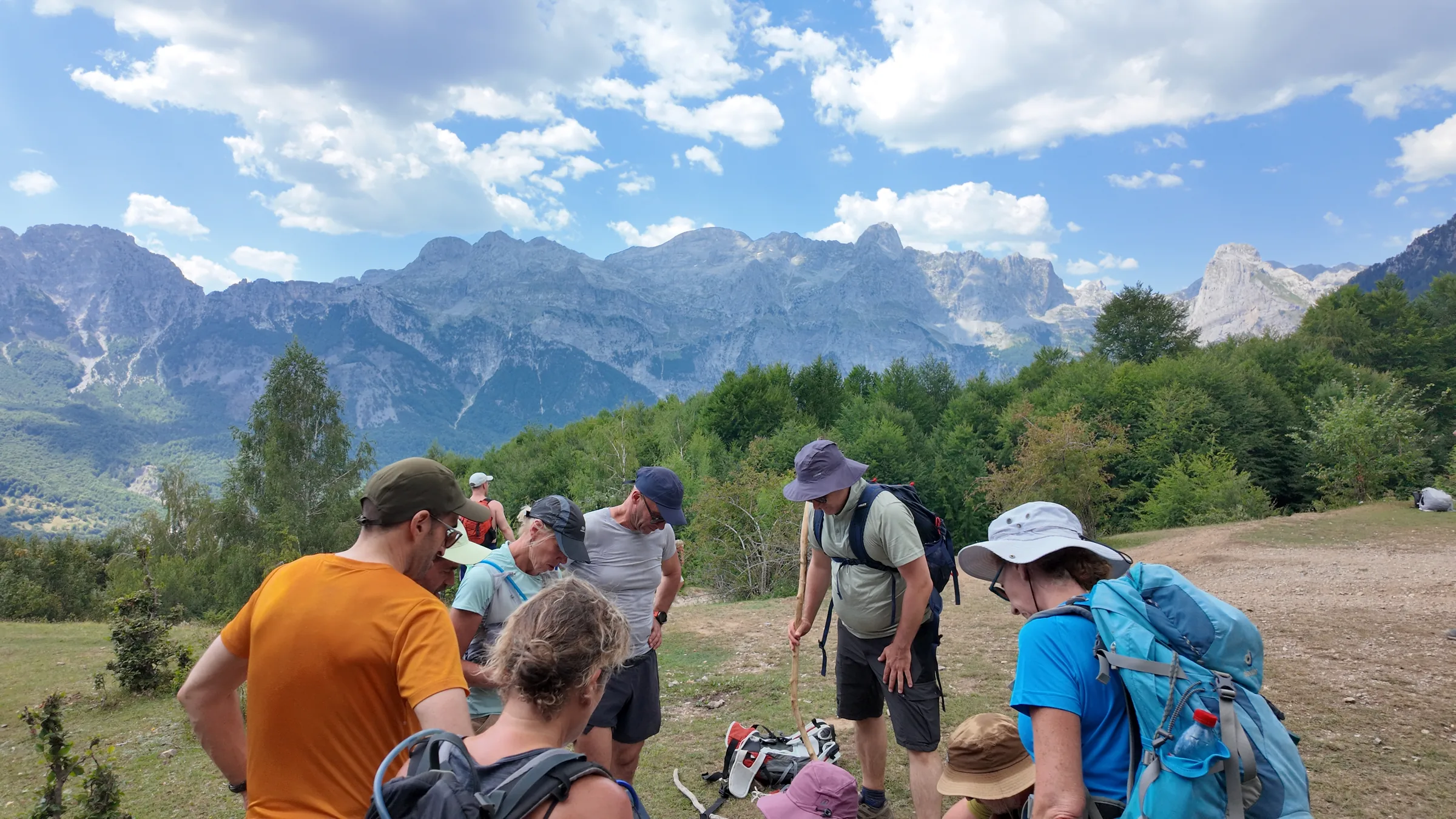 Des voyageurs admirent les montagnes albanaises